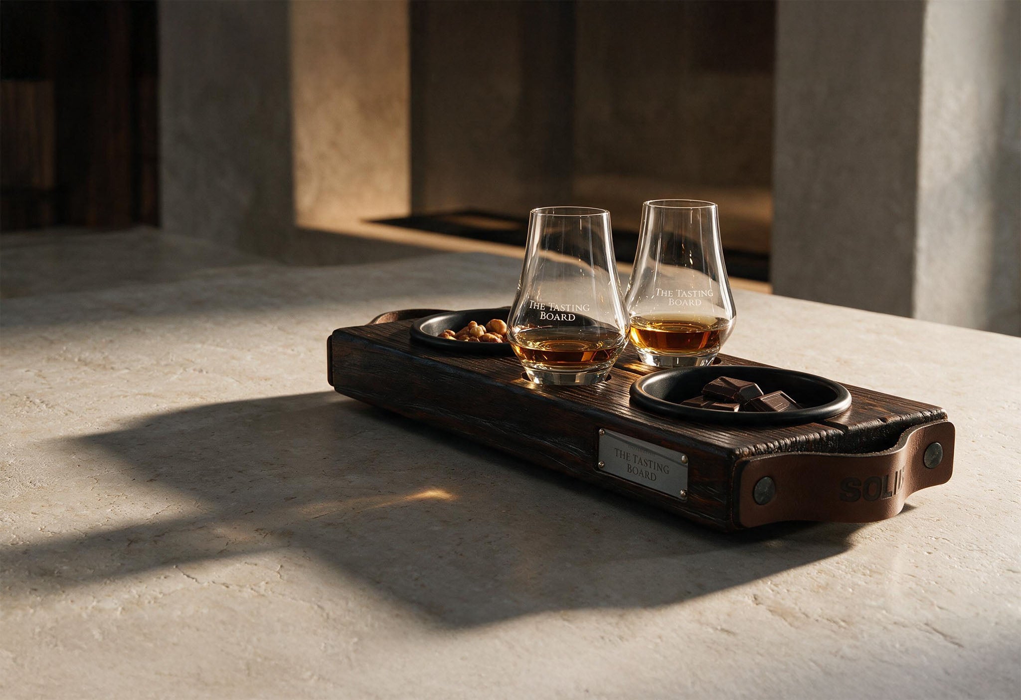 The Tasting Board met twee gegraveerde proefglazen en zwarte schaaltjes in een warm interieur