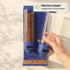 Uitneembare koker wordt uit de blauwe Duo Dispenser geklikt voor bijvullen of schoonmaken.