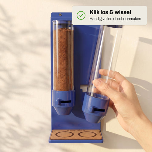 Uitneembare koker wordt uit de blauwe Duo Dispenser geklikt voor bijvullen of schoonmaken.
