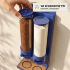 Bijvullen van de transparante kokers van de blauwe Duo Dispenser.