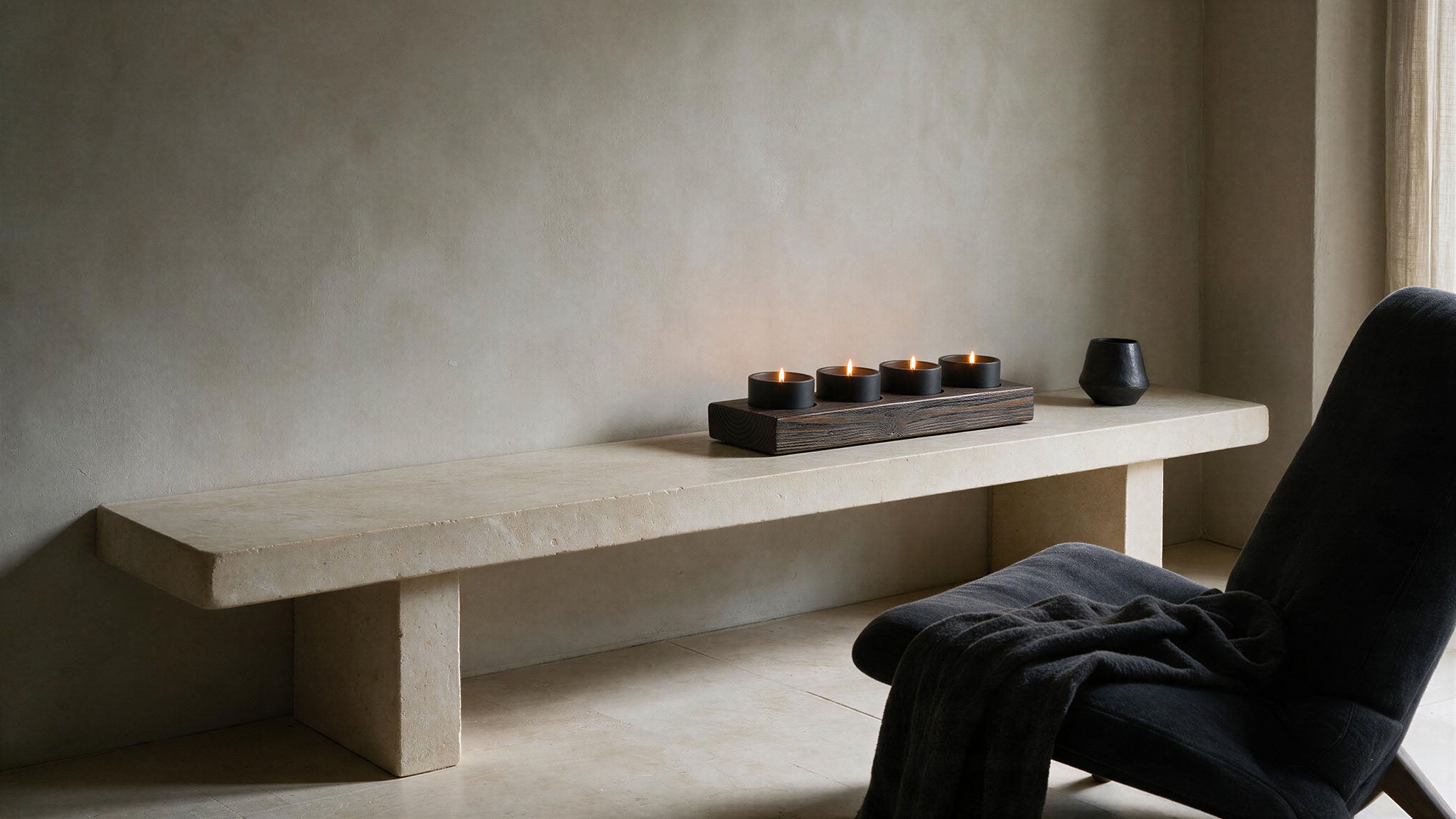 Ridge 42 met vier brandende kaarsen op limestone in een architectonisch interieur