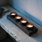 Stoere kaarsenhouder in interieur met 4 kaarsen en massief hout