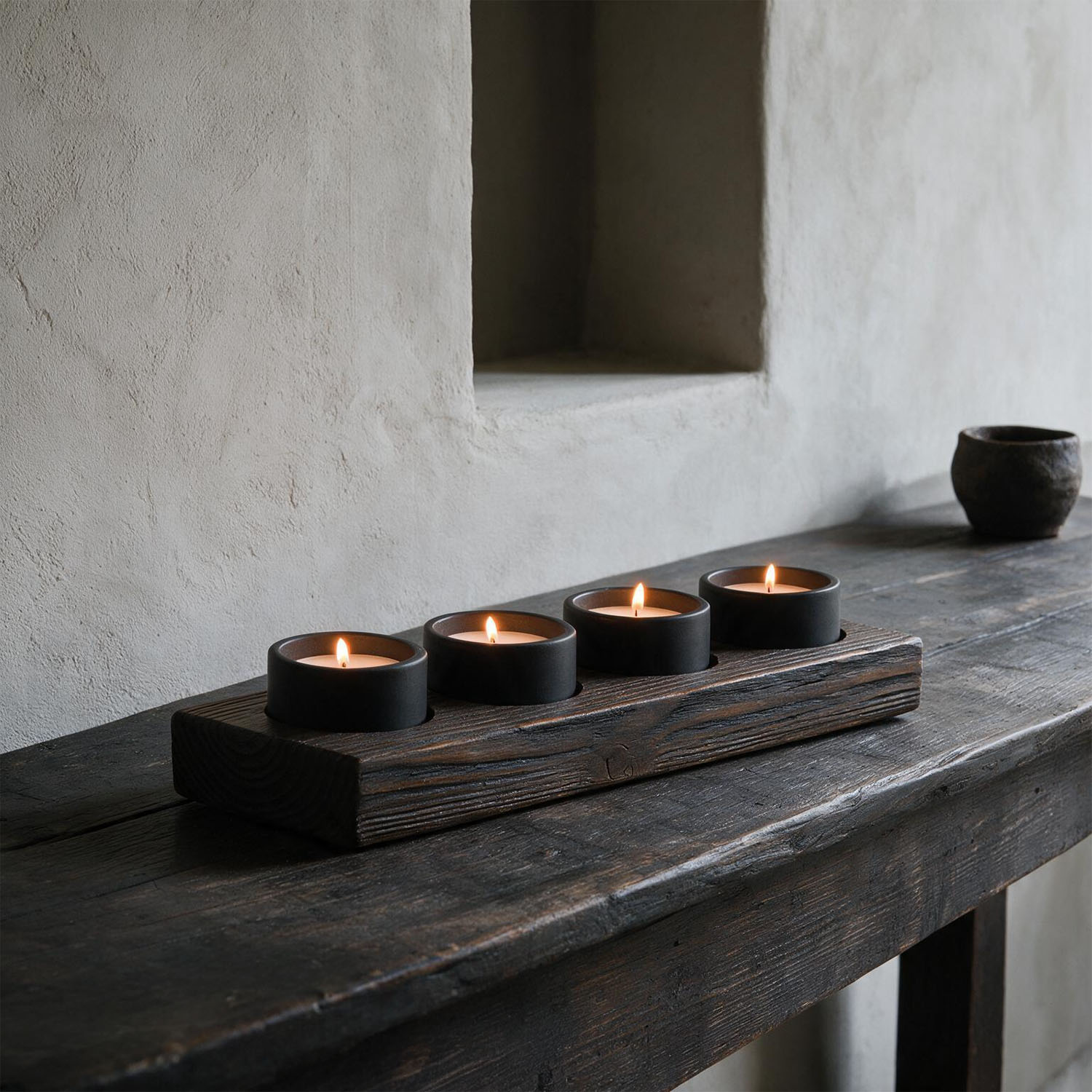 Ridge met vier brandende kaarsen in een warm architectonisch interieur