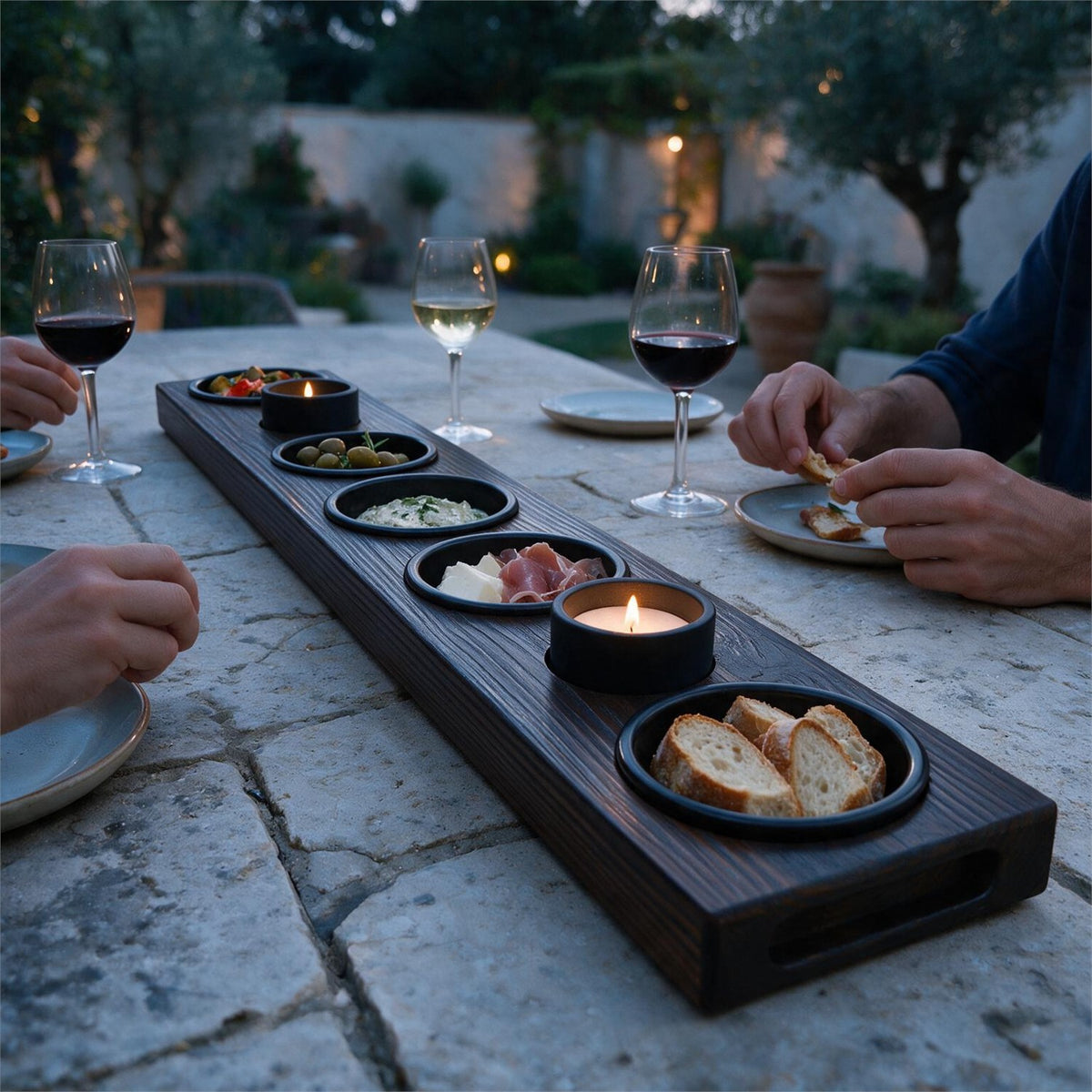 Serving 52 gevuld met tapas tijdens een lange avond buiten met wijn en kaarslicht