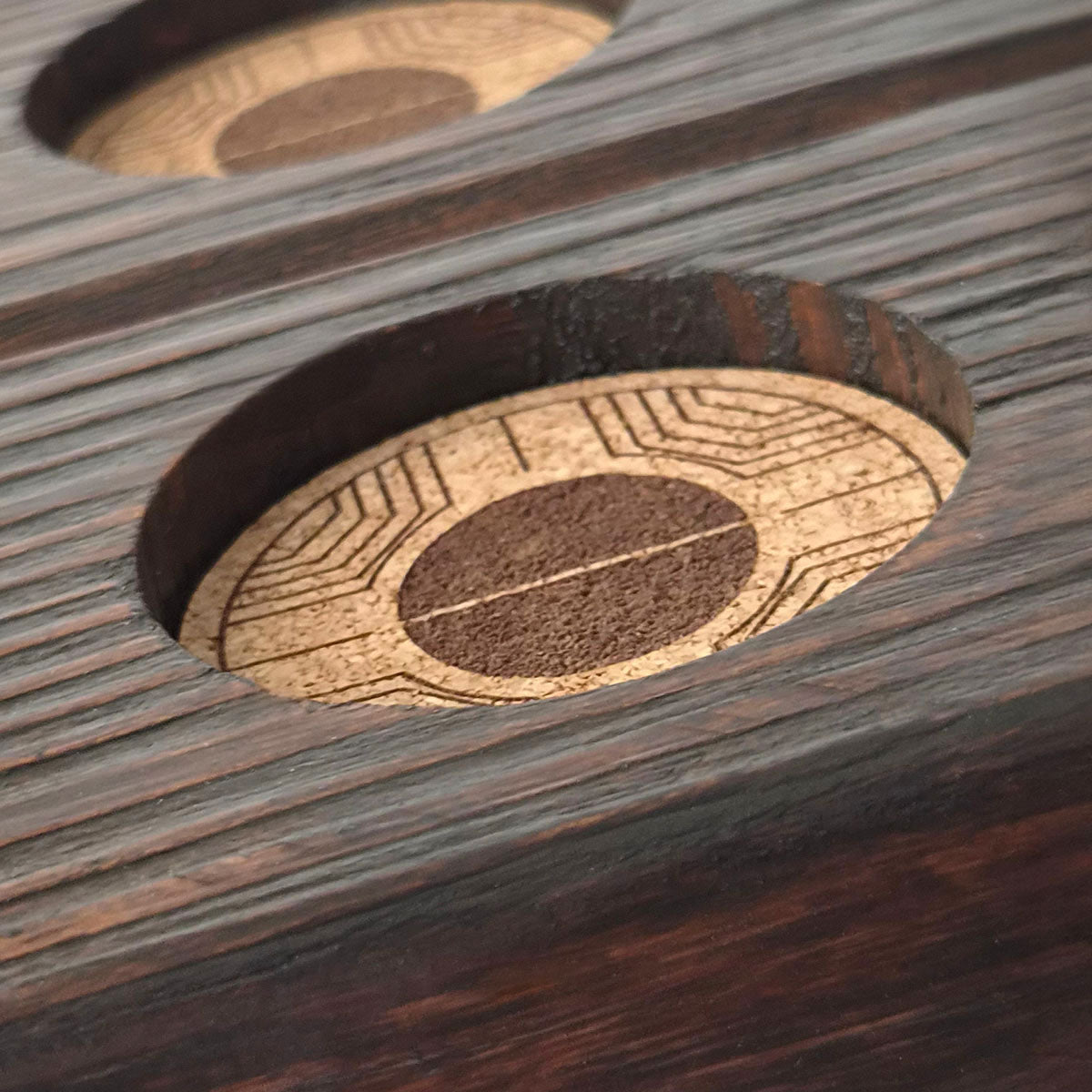 Close-up van een gegraveerde kurkinleg in de massief houten serveerplank The Tasting Board.