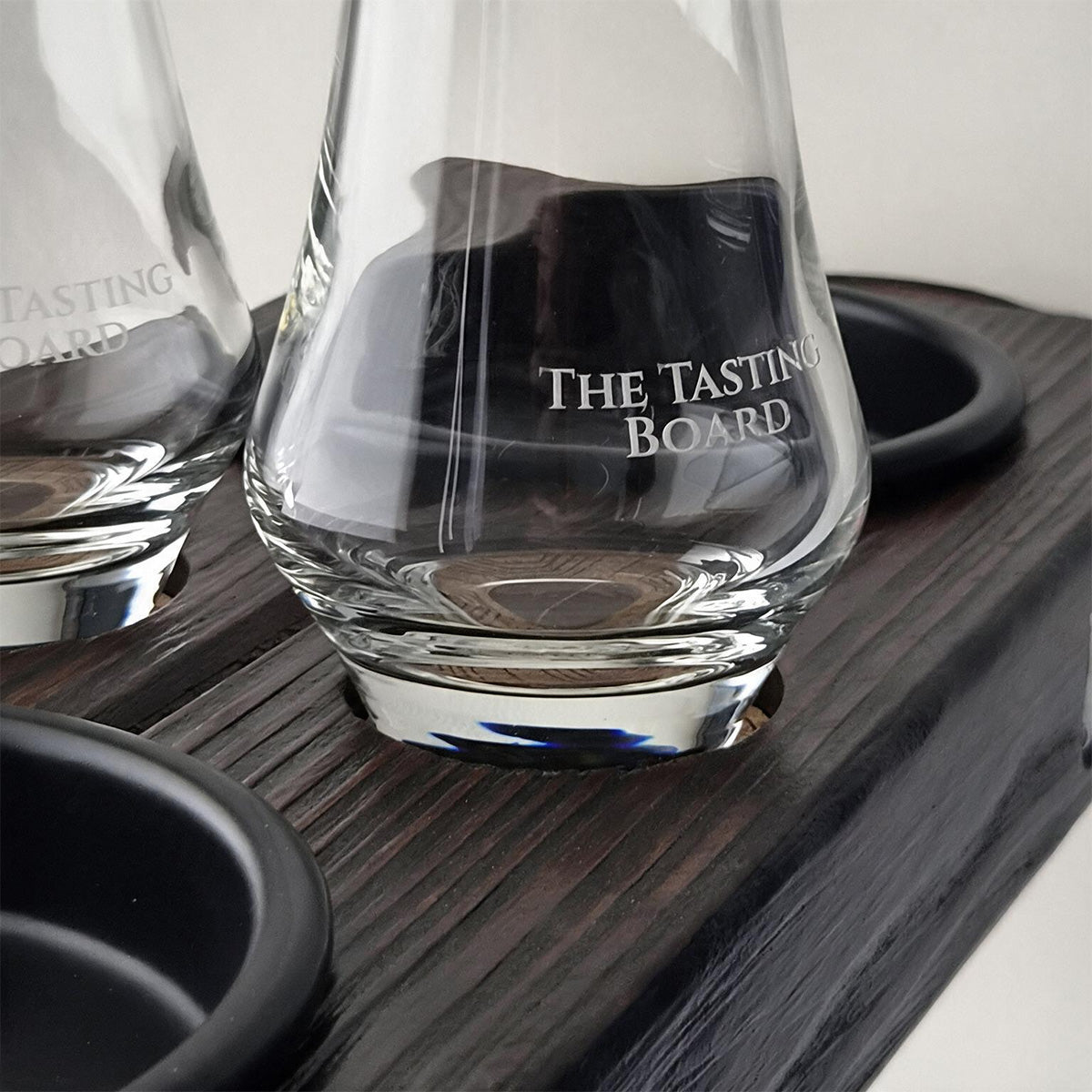 Close-up van twee gegraveerde whiskyproefglazen op The Tasting Board serveerplank.