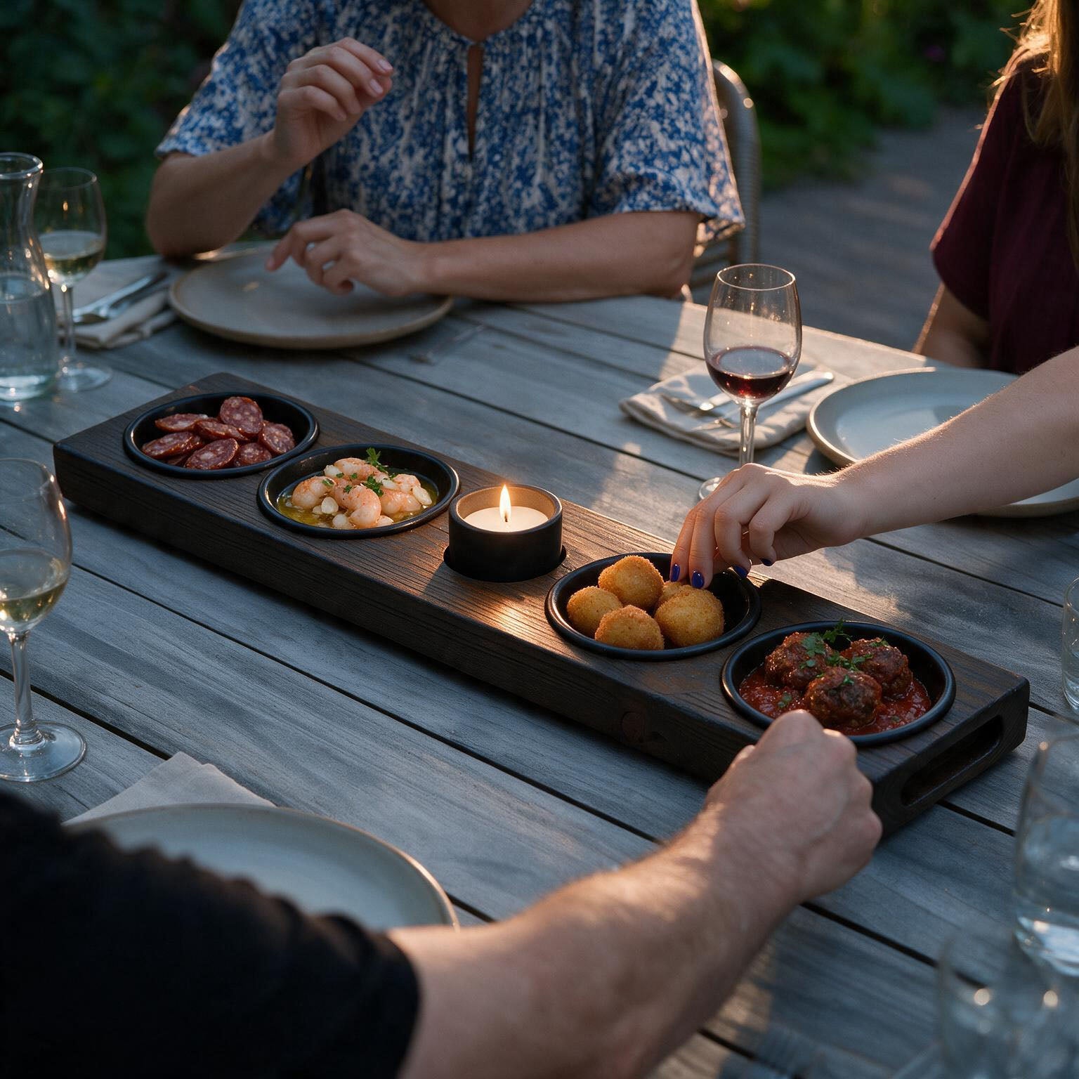 Serving 41 gevuld met tapas en een brandende kaars
