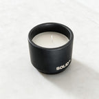 Matzwarte keramische kaars uit de Solid36 Candle Refill Set met witte wax