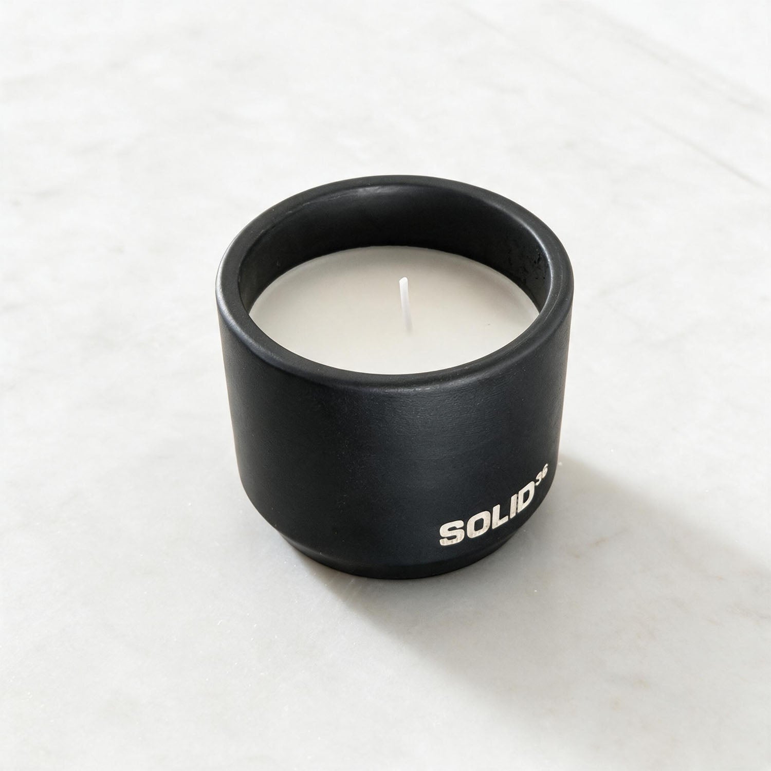 Matzwarte keramische kaars uit de Solid36 Candle Refill Set met witte wax