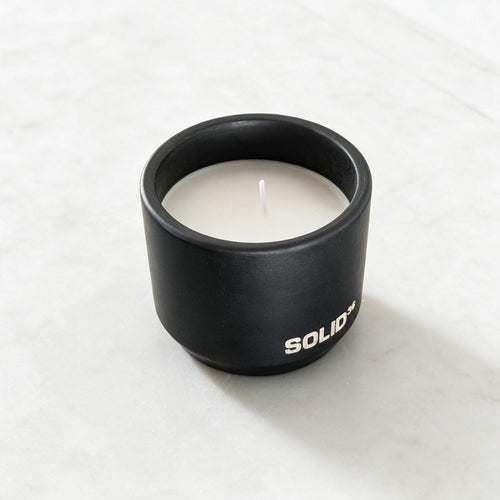 Matzwarte keramische kaars uit de Solid36 Candle Refill Set met witte wax
