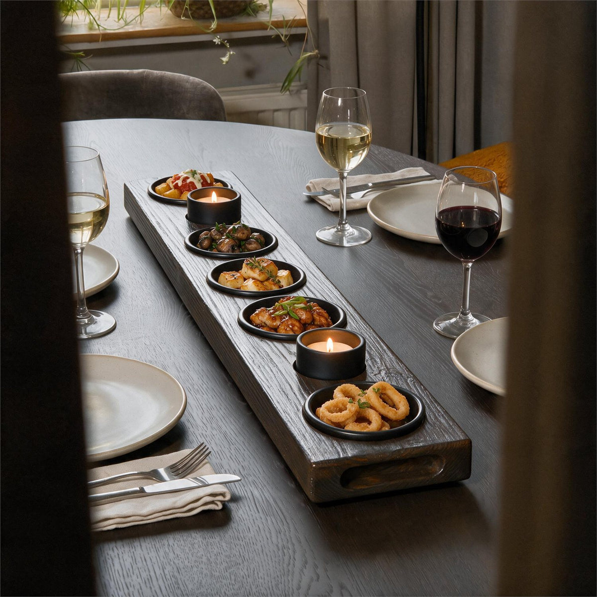 Tapasplank op eettafel. Voor warme en koude gerechten.