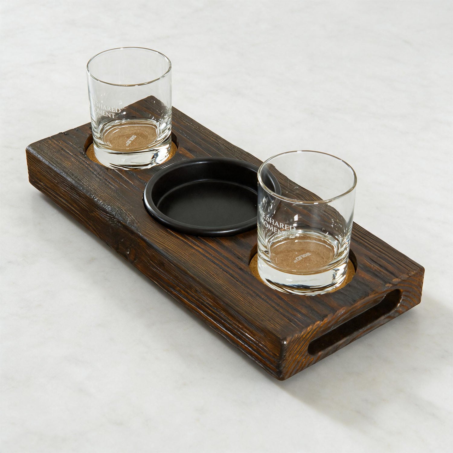 The Shared Moment Pure borrelplank van massief hout met gegraveerde glazen