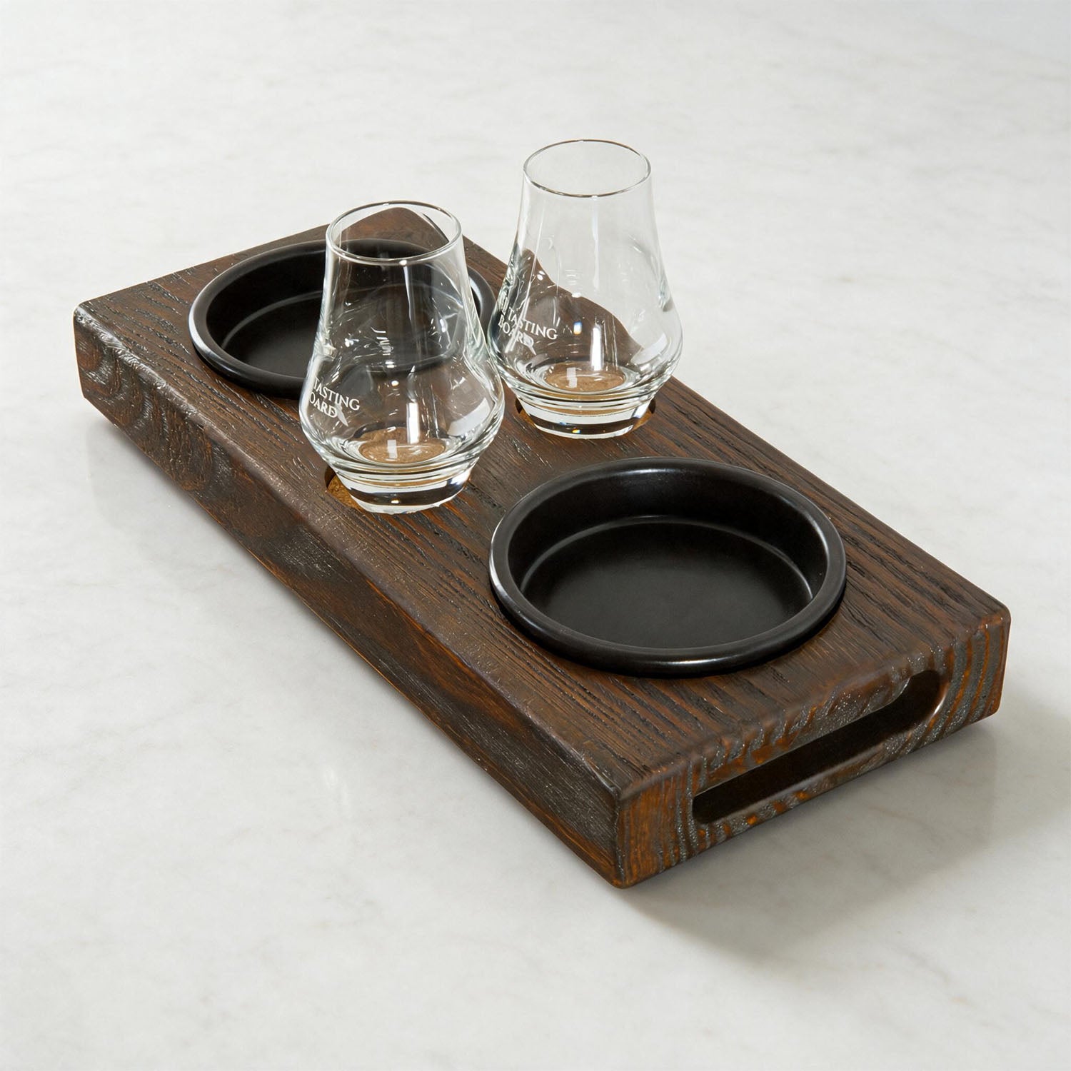 The Tasting Board Pure borrelplank van massief hout met twee gegraveerde glazen en zwarte schaaltjes