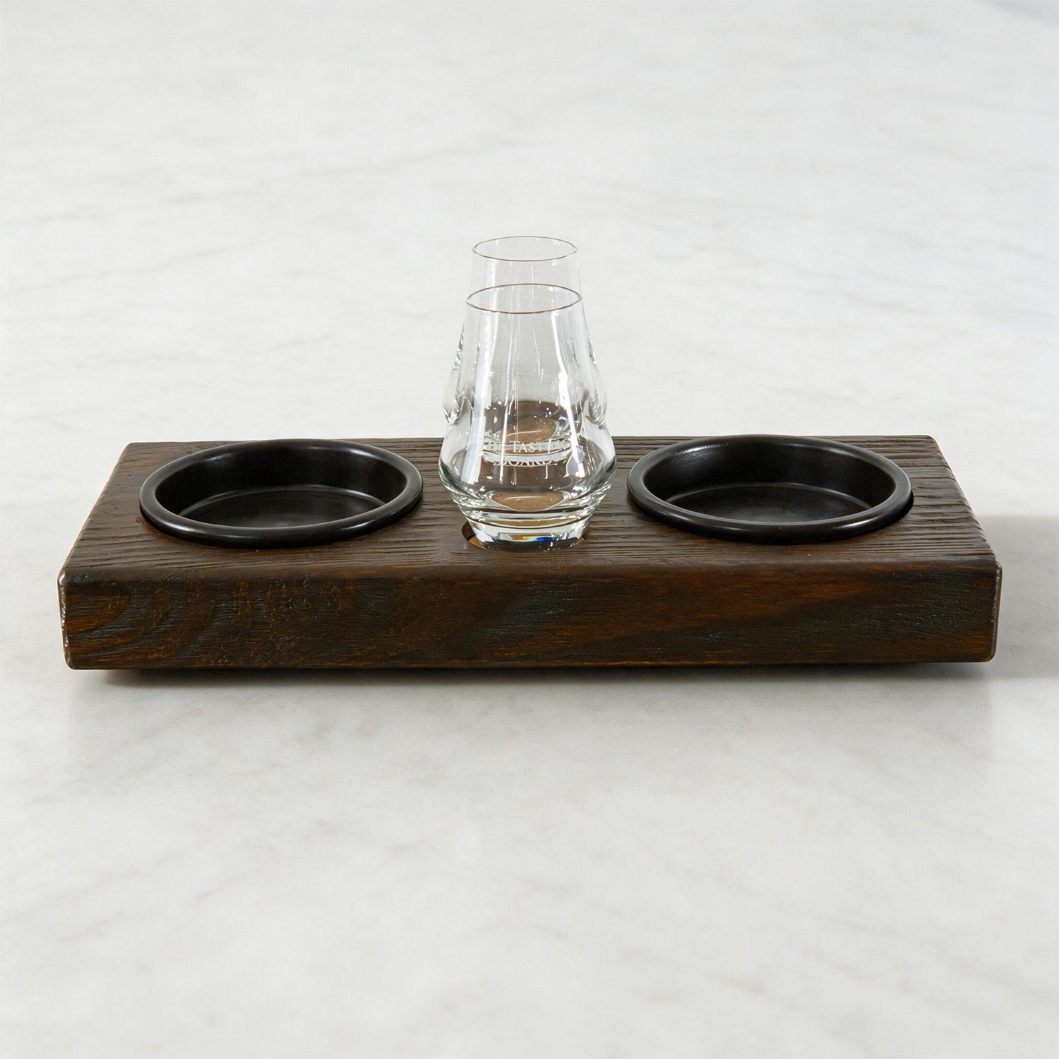 Vooraanzicht van The Tasting Board Pure proeverijplank met twee gegraveerde glazen en zwarte schaaltjes